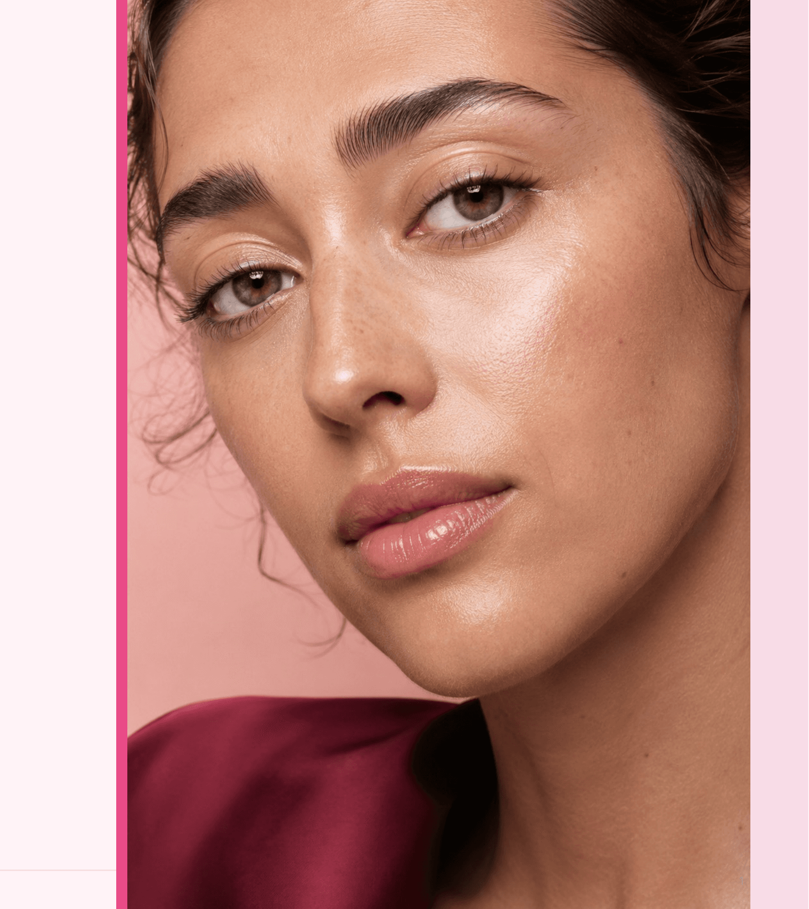 Portrait beauté éditorial dans l’univers rose de Cinq Beautés